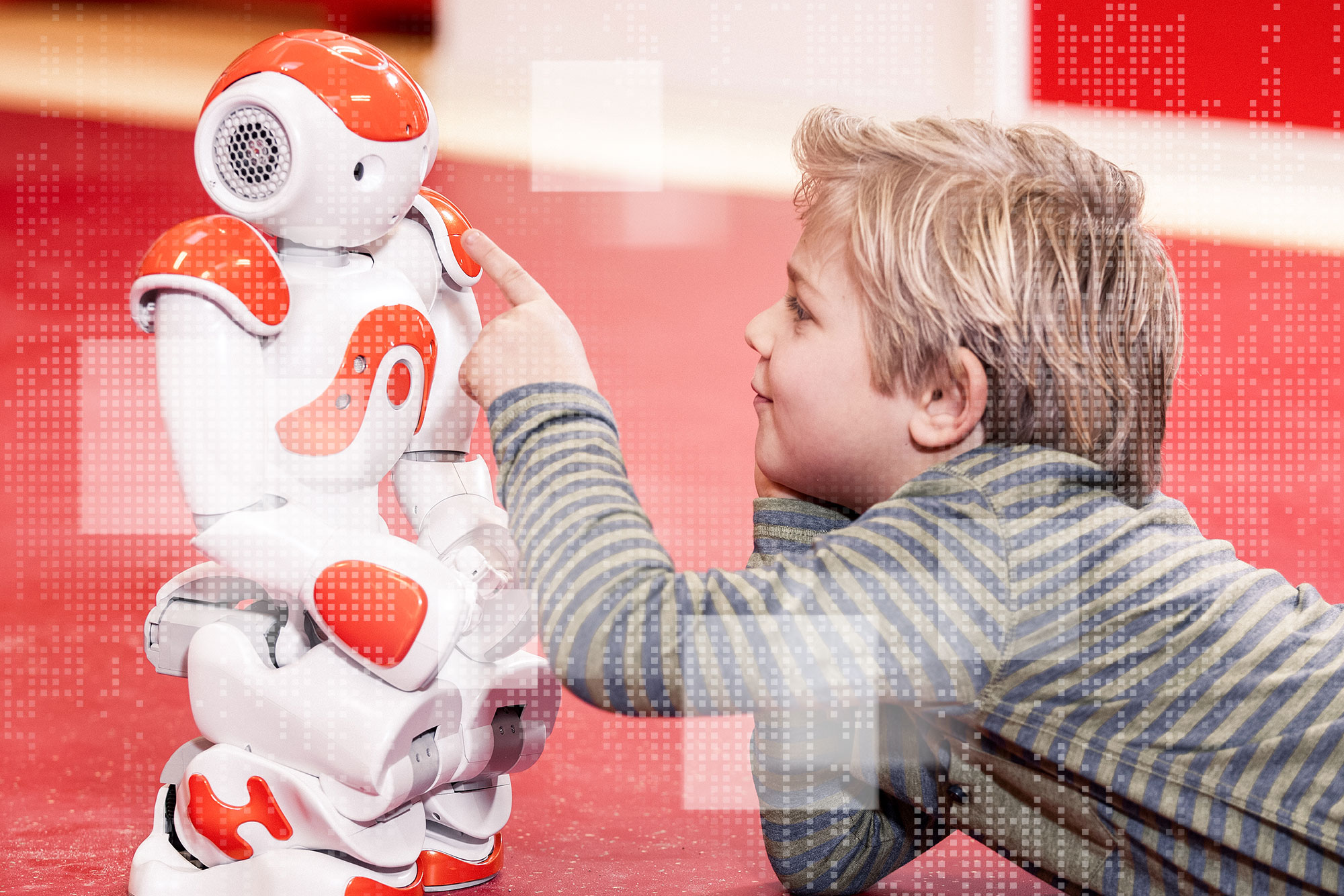 Forschungsfeld »Mensch-Technik-Interaktion«, Kind spielt mit Roboter
