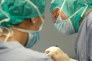 Foto zum Projekt BELOUGA; Zwei Chirurgen mit Mundschutz in der Klinik