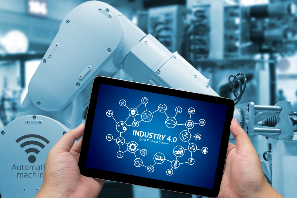 Foto zum Projekt DProdLog; Tablette mit Icons der Industrie 4.0 und automatisierten drahtlosen Roboterarms im intelligenten Fabrikhintergrund