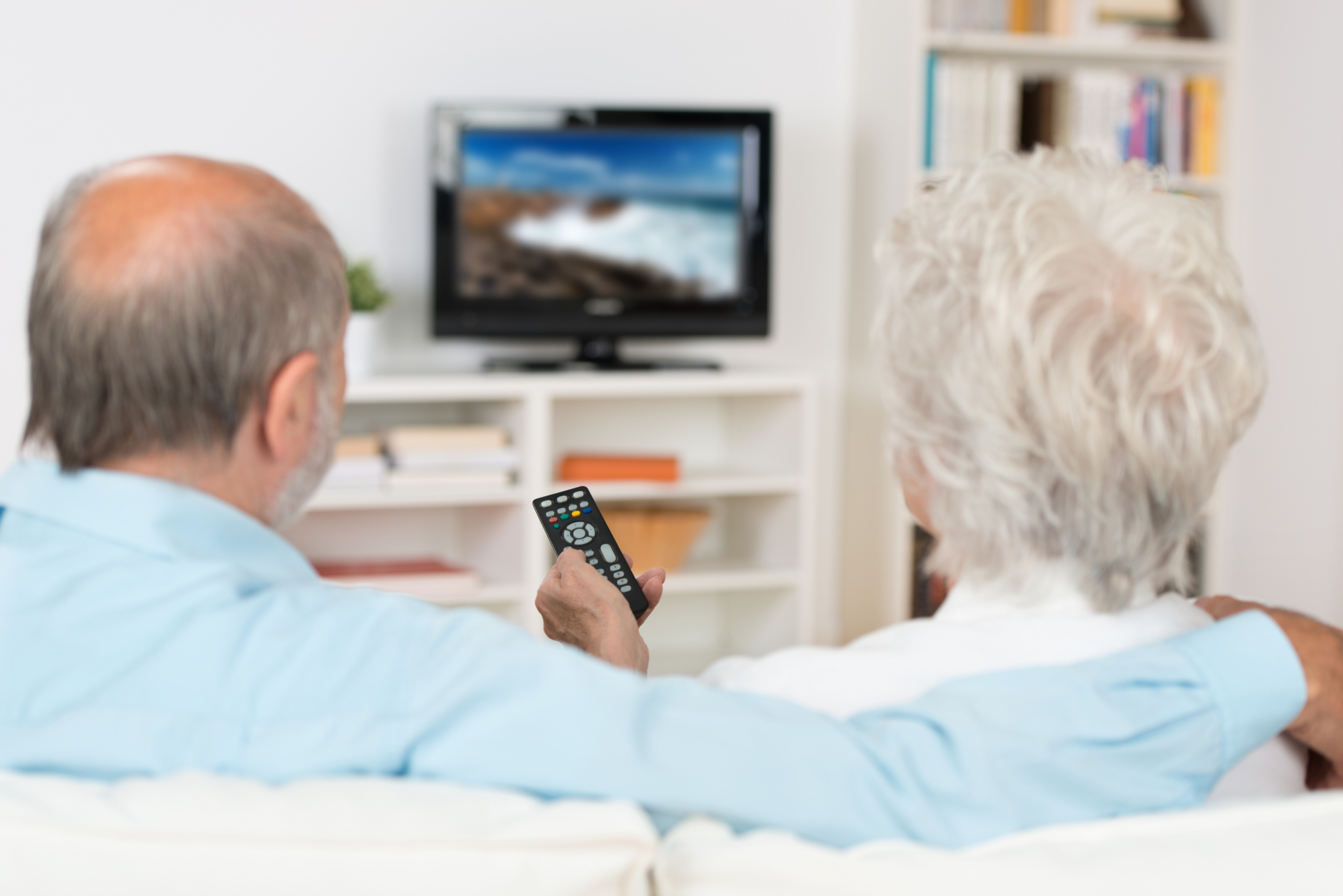 Foto zum Projekt Hören@TV; zwei Senioren fernsehen