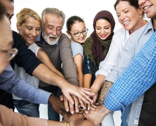 Menschen halten Hände, Zusammenarbeit, Nachbarschaftshilfe