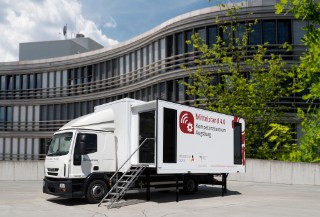 Foto Mittelstand 4.0-Mobil vor dem Fraunhofer IIS-Gebäude in Nürnberg