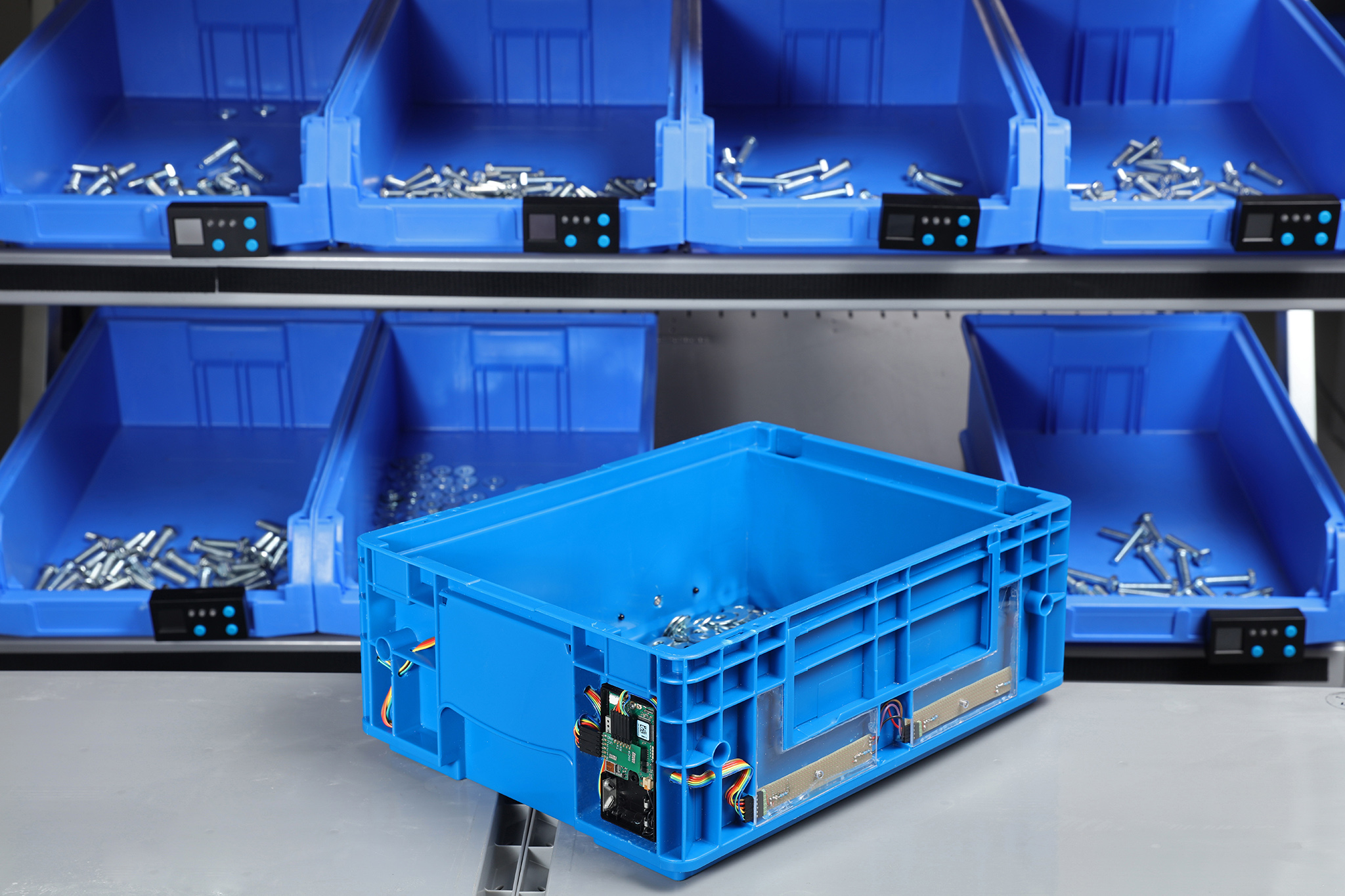 Foto zum Smarten Behältermanagement; blauer intelligenter Kleinladungsträger