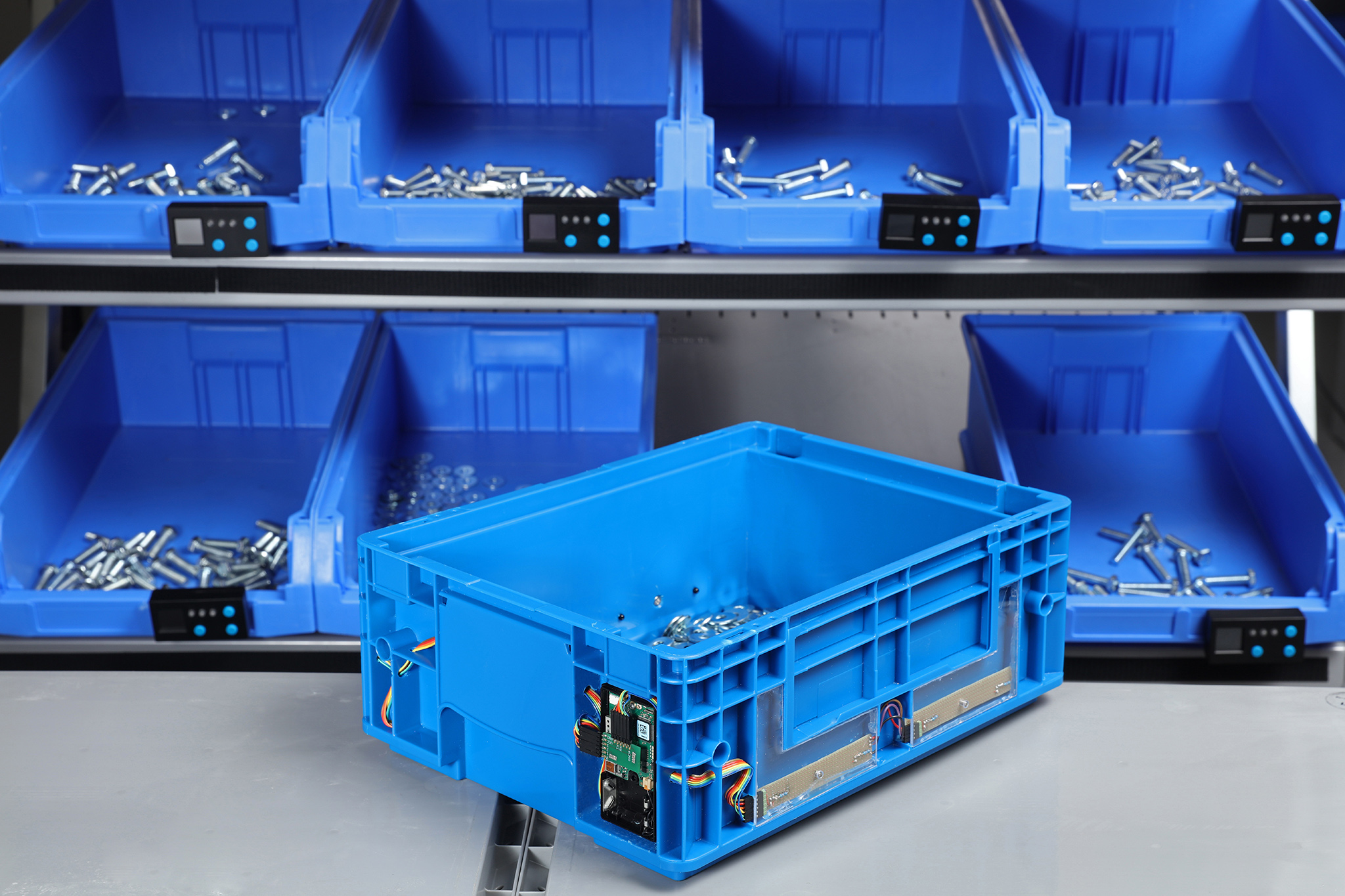 DProdLog Foto zum Smarten Behältermanagement; blauer intelligenter Kleinladungsträger